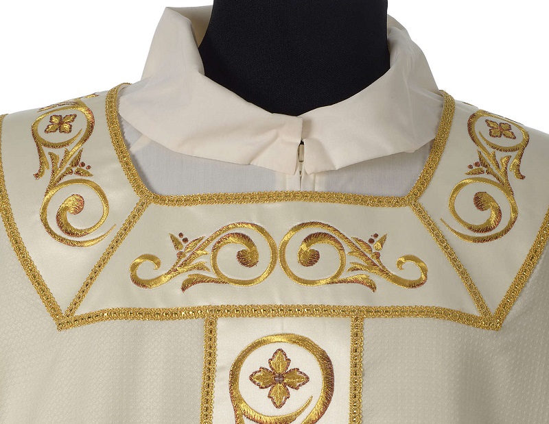 Chasuble 100% laine travaillée bande centrale brodée machine