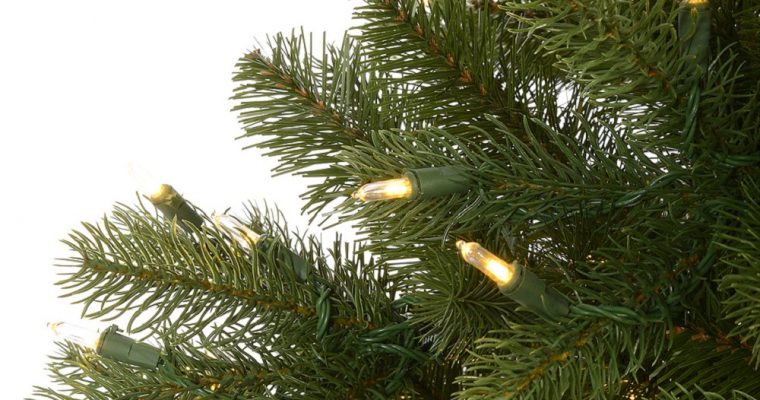 Comment disposer les guirlandes lumineuses sur le sapin de Noël