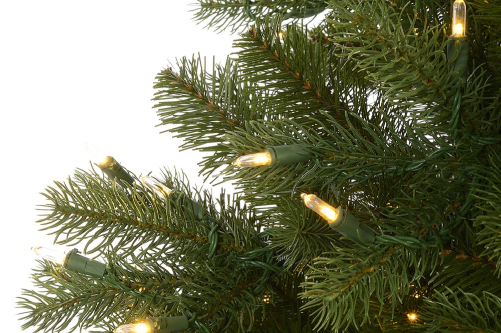 Pose de lumières fêtes de Noël.Installation dans sapins et arbres