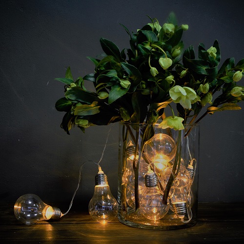 Idée pour guirlande lumineuse avec un grand vase.