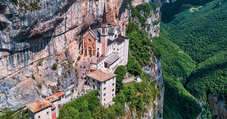 Le sanctuaire de la Madonna della Corona : un lieu de pèlerinage suggestif