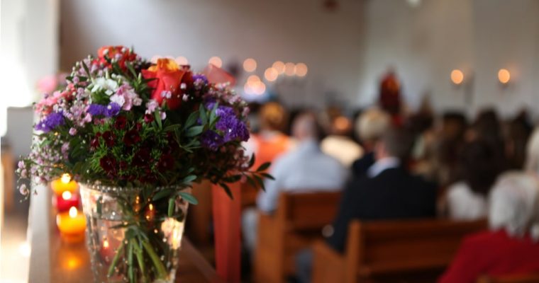 Comment se déroulent des funérailles catholiques