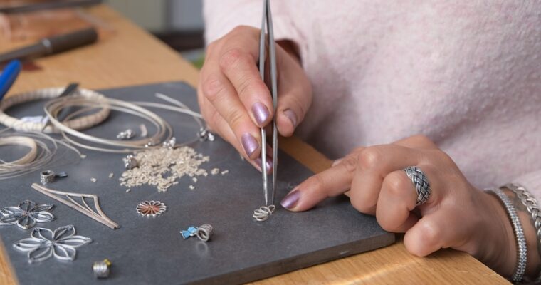 Comment se réalisent les bijoux en filigrane