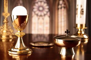 Calices, ciboires et patènes: comment nettoyer les accessoires liturgiques
