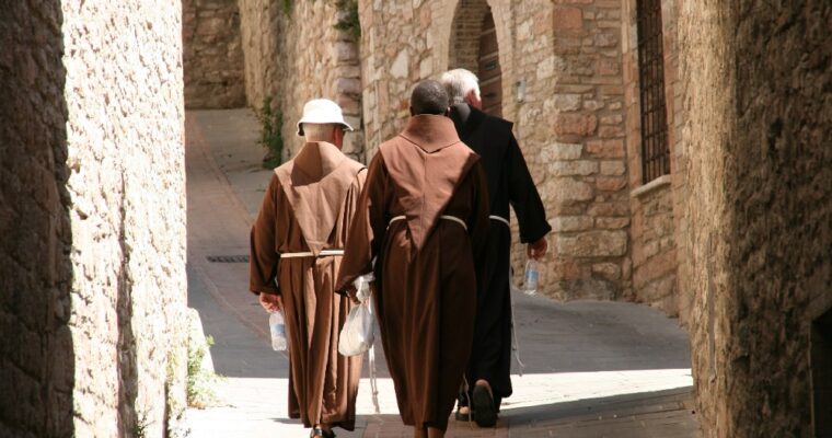 Confréries les plus anciennes : histoire et curiosité