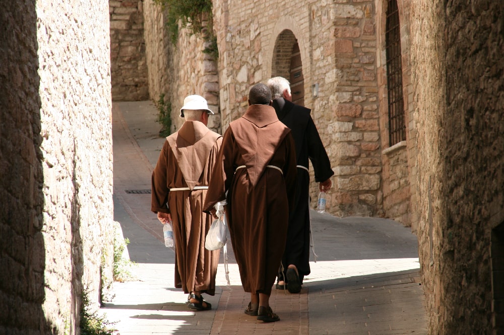 Confréries les plus anciennes : histoire et curiosité