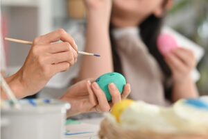 Colorer les oeufs pour Pâques : une tradition ancienne